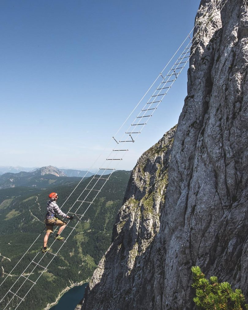 Mann auf 40m Leiter